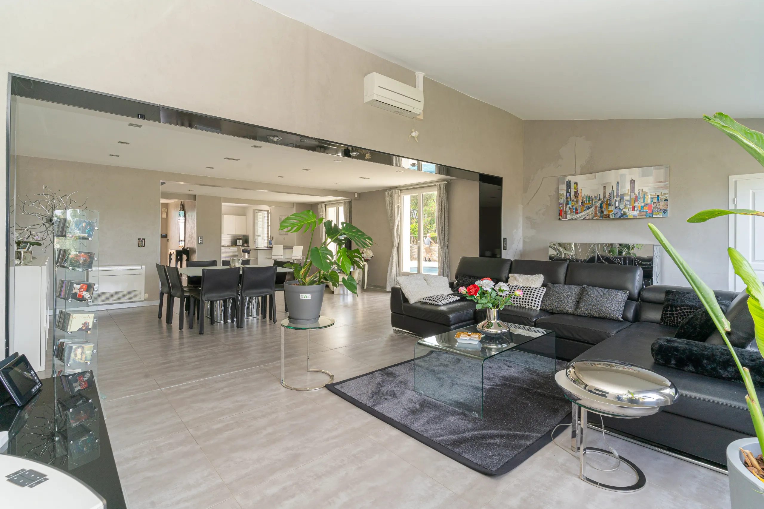 Villa for sale 235 m², 1 floor. 20, RUE ANNIE D ARCO, Marseille. 